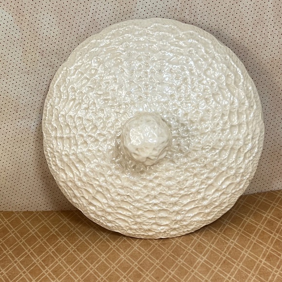 Vintage McNee's  Mold Ceramic Crochet Texture Bowl with Lid - Picture 4 of 6